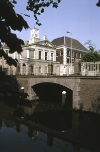 858051 Gezicht op de Wittevrouwenbrug over de Stadsbuitengracht te Utrecht, met links de politiepost Wittevrouwen ...